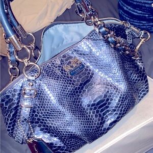 I need to sell it , I don’t need it, A beutifull críos body bag , in blue color